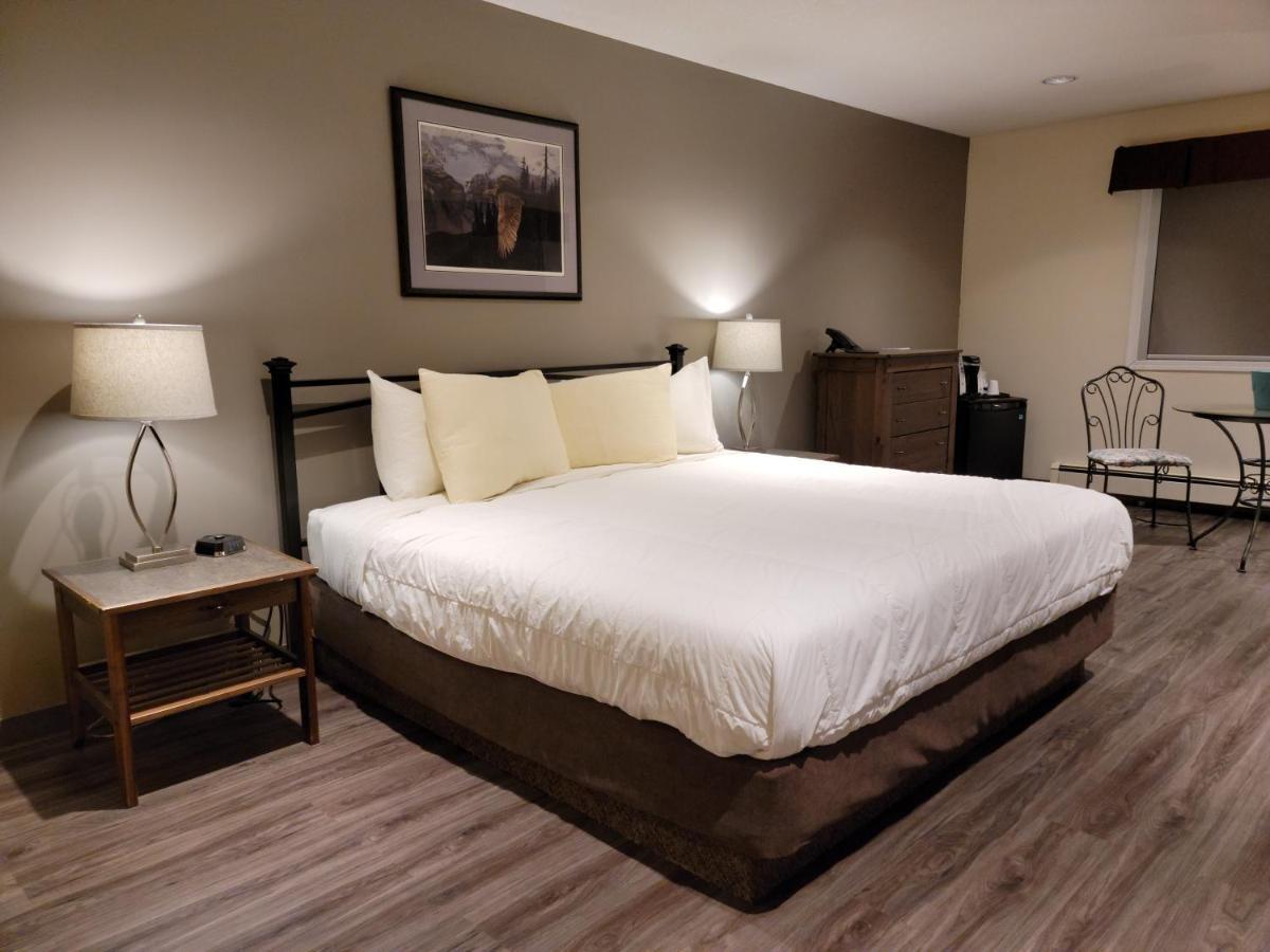 Woodland Inn Meadow Lake Exterior foto