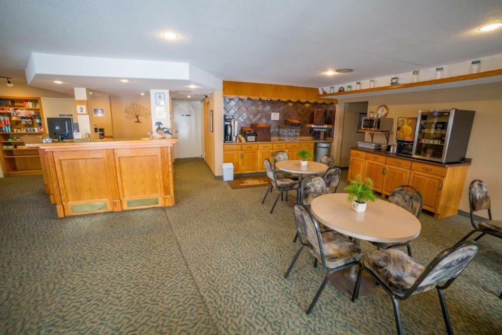 Woodland Inn Meadow Lake Exterior foto