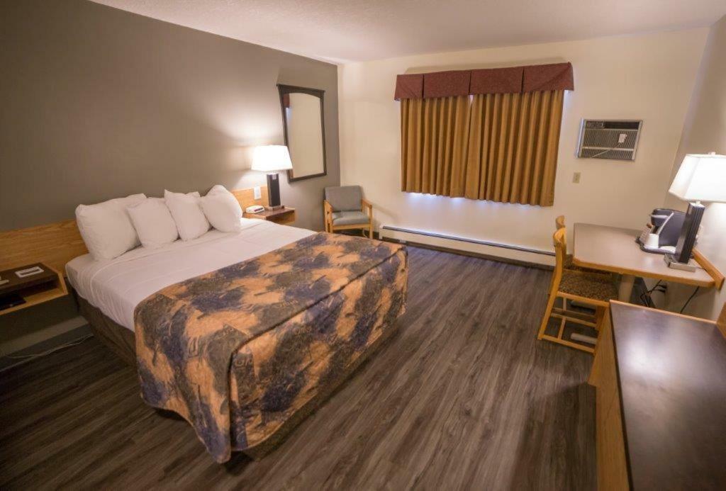 Woodland Inn Meadow Lake Exterior foto