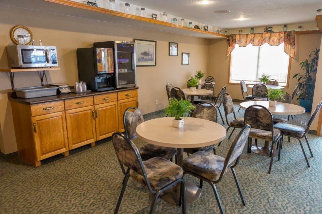 Woodland Inn Meadow Lake Exterior foto